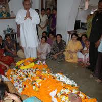 Chief Minister Naveen Patnayak praying infront of Dead body of Sarat Chandra Mohapatra
