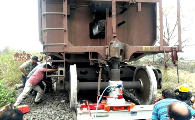 Restoration of derailed carriage near Sambalpur city station